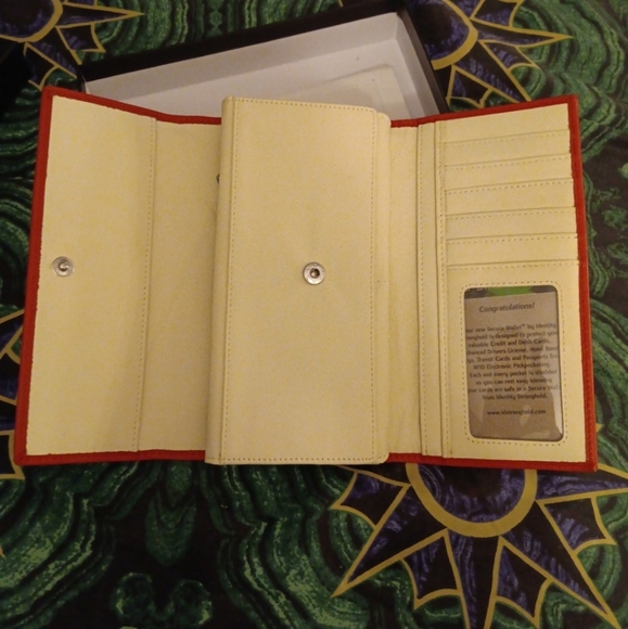 Identity Stronghold Leather New Red-Ivory Wallet With  Pockets in Box - Picture 3 of 6